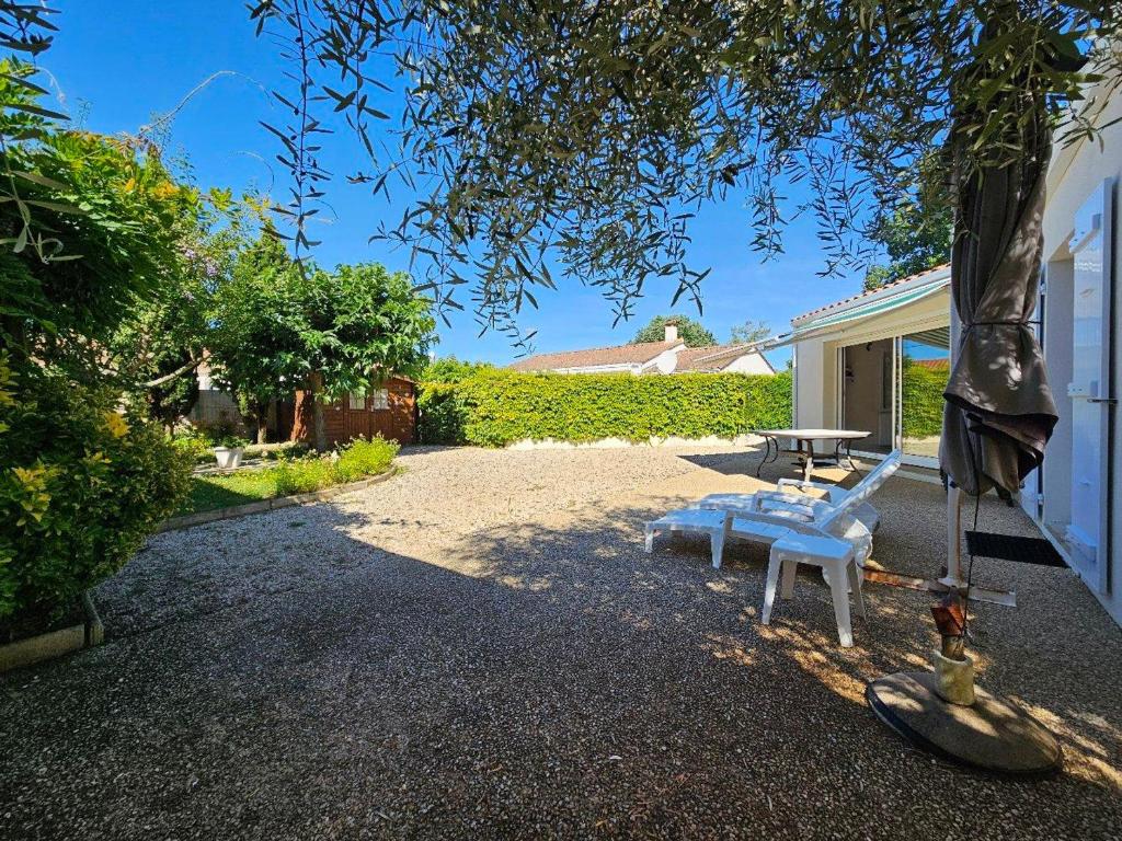 Vonkajšia záhrada v ubytovaní Villa confortable avec jardin - animaux sur demande - FR-1-476-193