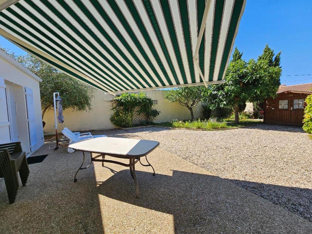 Vonkajšia záhrada v ubytovaní Villa confortable avec jardin - animaux sur demande - FR-1-476-193