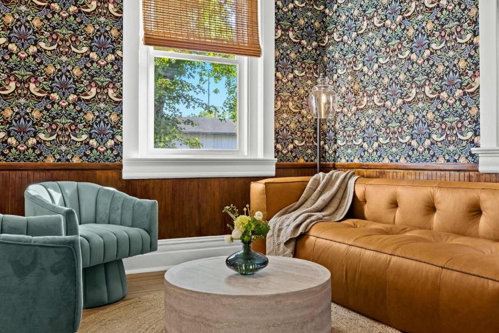 Χώρος καθιστικού στο Gatsby Estate Luxe 7BR Retreat with Game Room