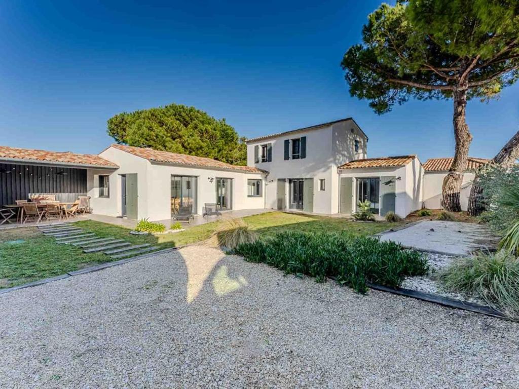 - une vue sur l'extérieur d'une maison dans l'établissement Maison spacieuse 8 personnes, jardin, parking, proche plage - FR-1-835-19, à La Flotte