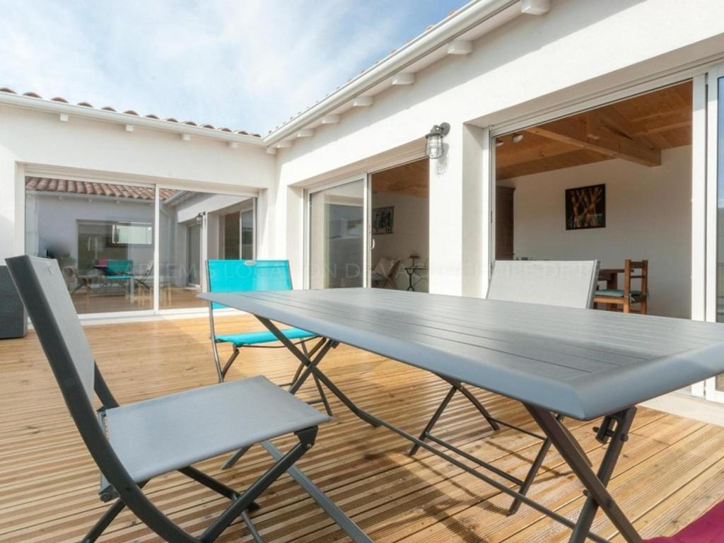 - une table et des chaises dans une chambre avec terrasse dans l'établissement Maison spacieuse à Le Bois-Plage-en-Ré avec terrasse et stationnement - FR-1-835-5, au Bois-Plage-en-Ré