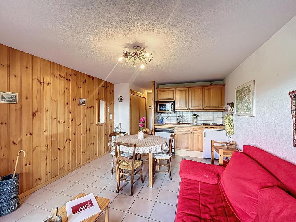 un salon avec un canapé rouge et une table dans l'établissement Appartement proche village, accès ski bus, vue Mont Blanc - FR-1-560-163, à Combloux