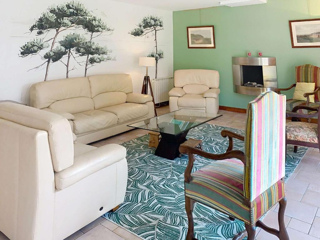 un salon avec un canapé, une table et des chaises dans l'établissement Villa spacieuse 6 pièces - 9 pers - À 50m de la plage - FR-1-361-567, à Jullouville
