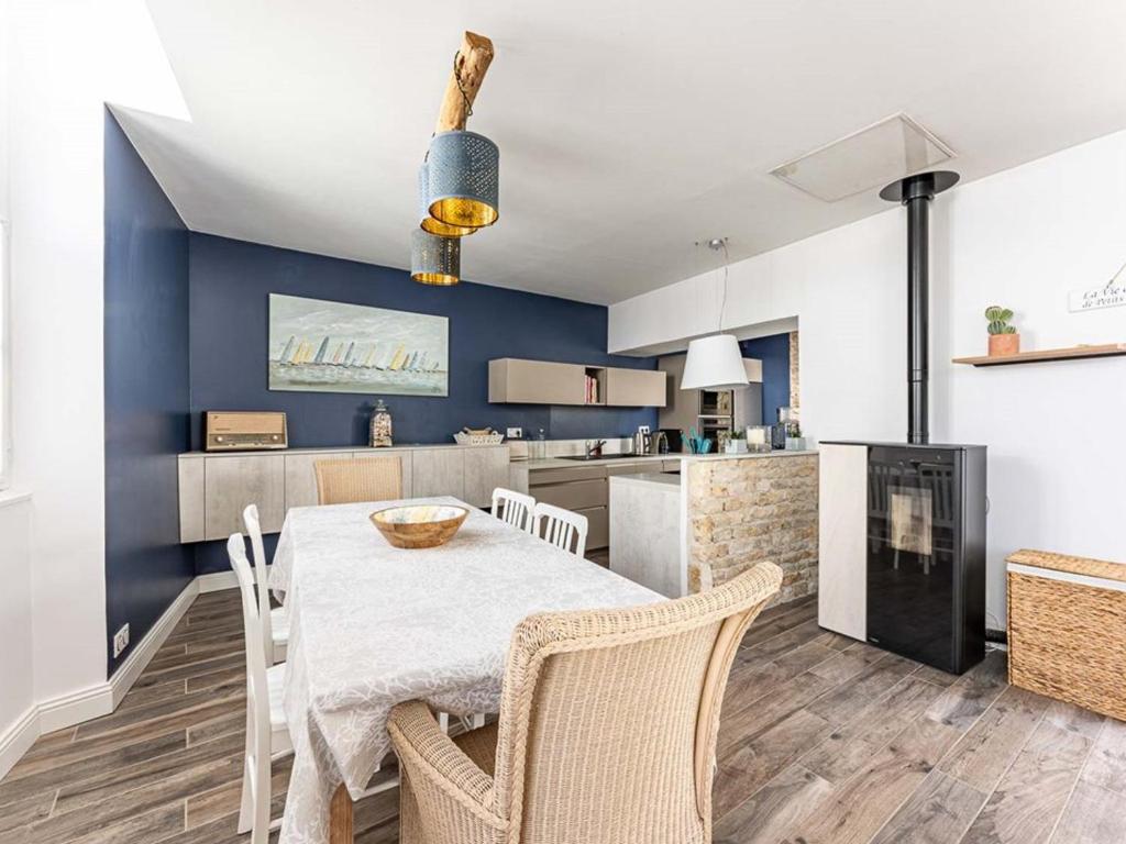 une cuisine et une salle à manger avec une table et des chaises dans l'établissement Maison familiale à La Noue avec cour privative - FR-1-835-16, à Sainte-Marie de Ré