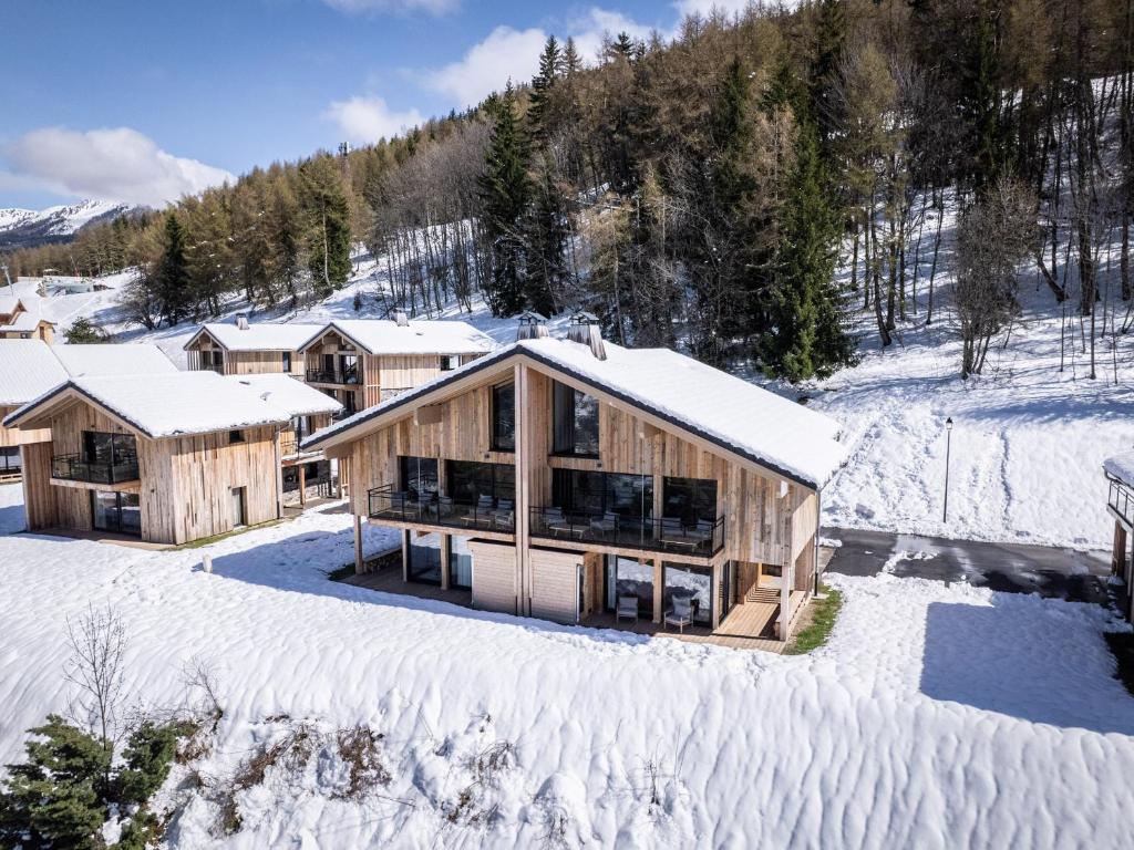 - une vue aérienne sur une maison dans la neige dans l'établissement Chalet neuf à La Plagne, accès direct aux pistes, sauna, parking, 5 chambres - FR-1-755-39, à Aime La Plagne