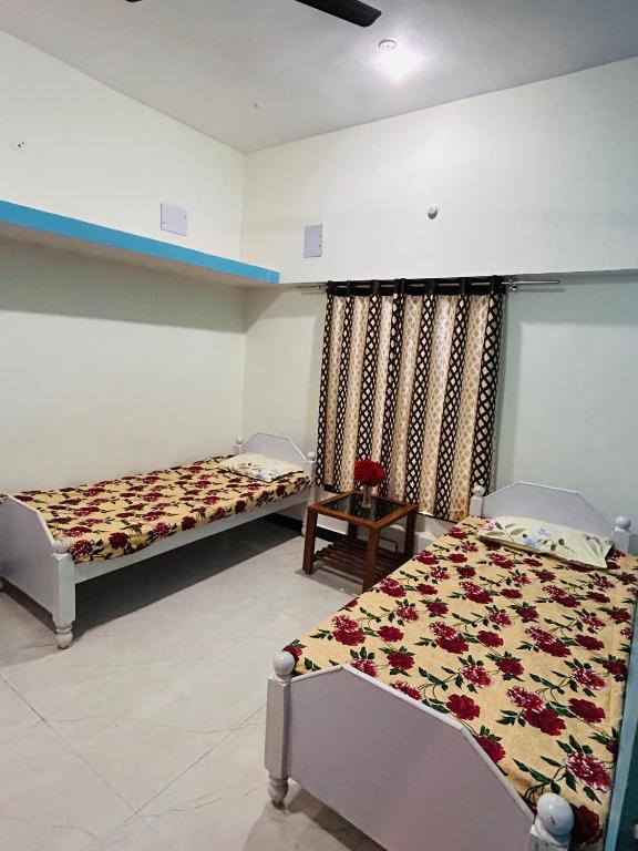 Postel nebo postele na pokoji v ubytování Keshari Stay Inn
