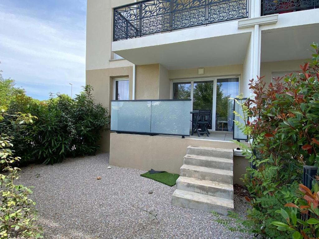 une maison avec un mur de verre à l'avant dans l'établissement T2 Climatisé à Argelès-sur-Mer avec Terrasse, Jardin et Parking - FR-1-732-49, à Argelès-sur-Mer
