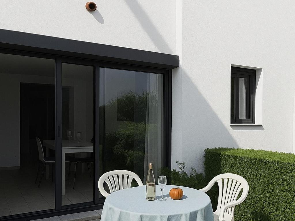 une table avec deux chaises et une table avec une citrouille dessus dans l'établissement Appartement T2, 4 couchages avec piscine, tennis et parking - Argelès-sur-Mer - FR-1-732-51, à Argelès-sur-Mer