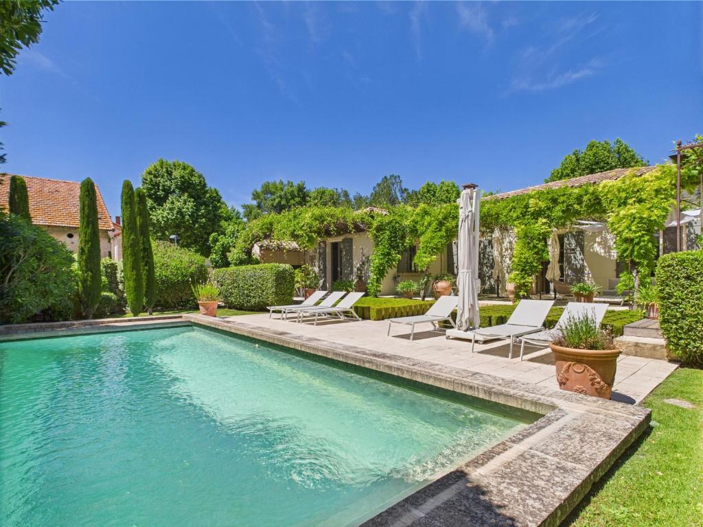 Πισίνα στο ή κοντά στο Superbe Maison Climatisée avec Piscine au Cœur de Maussane - Proche Commerces et Activités! - FR-1-599-83