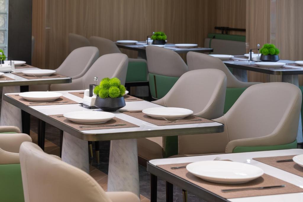 Restaurace v ubytování 义乌君忆云澜国际酒店 Yiwu Junyi Yunlan International Hotel