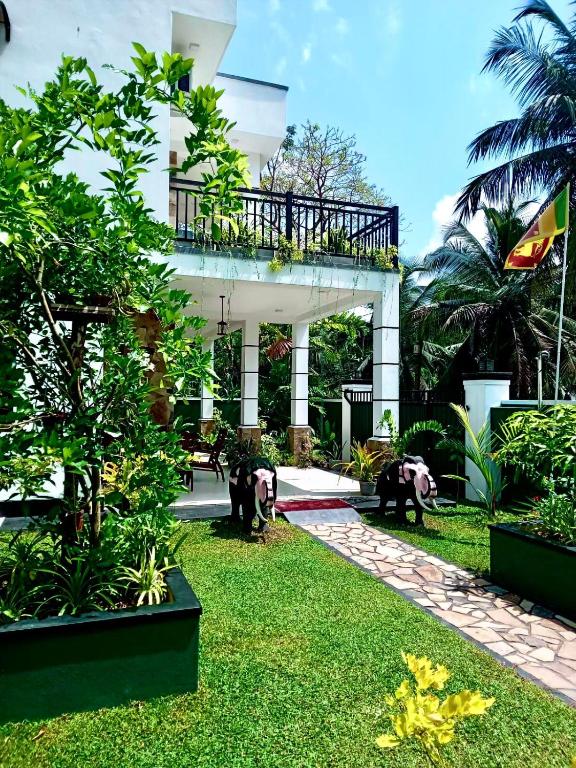 Zahrada ubytování Sri White Villa Airport Boutique Hotel