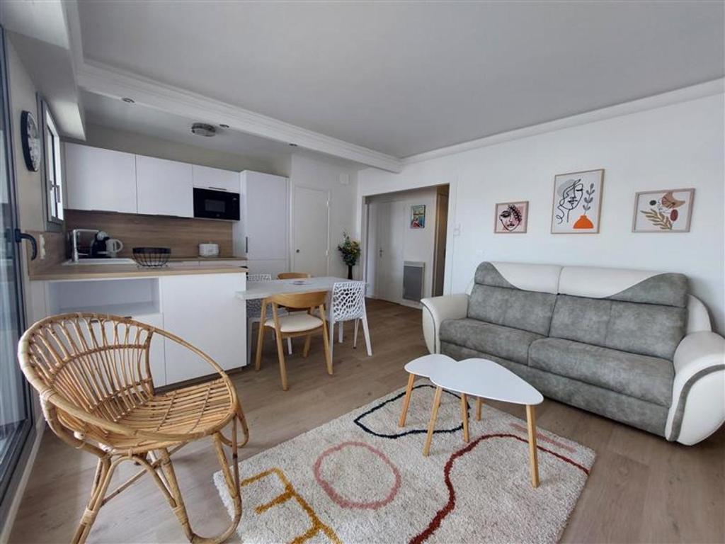 un salon avec un canapé et une table dans l'établissement Charmant T2 Rénové au Cœur de Royan - FR-1-550-95, à Royan