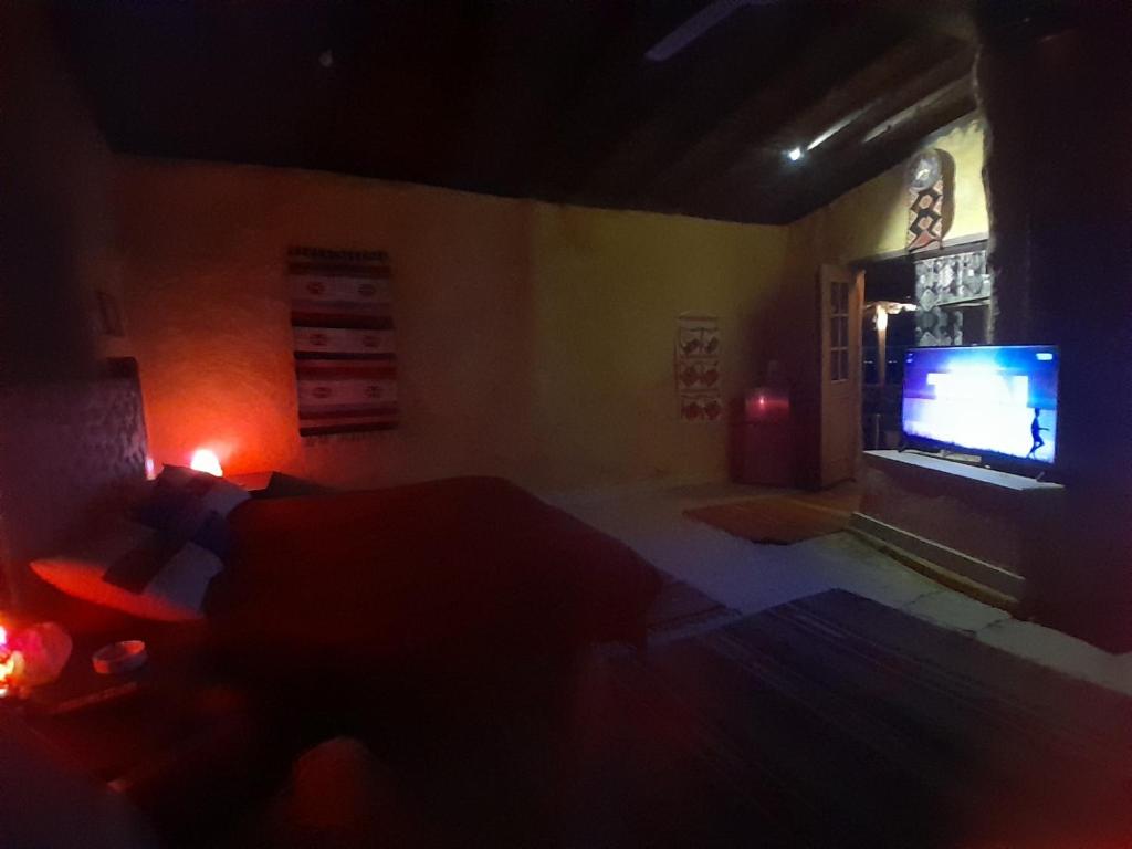 TV a/nebo společenská místnost v ubytování Giza Oasis Ein Koudra