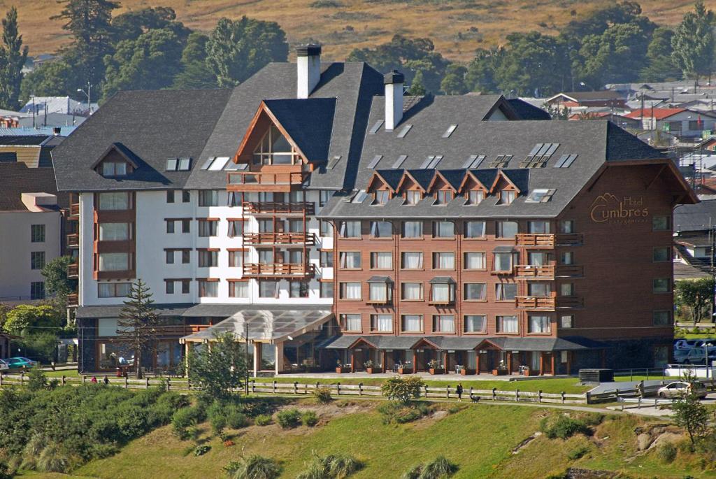 un gran edificio en la cima de una colina en Hotel Cumbres Puerto Varas en Puerto Varas