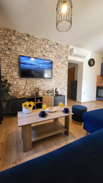 Televízia a/alebo spoločenská miestnosť v ubytovaní Blue Stone-with Parking, Terrace And Bbq