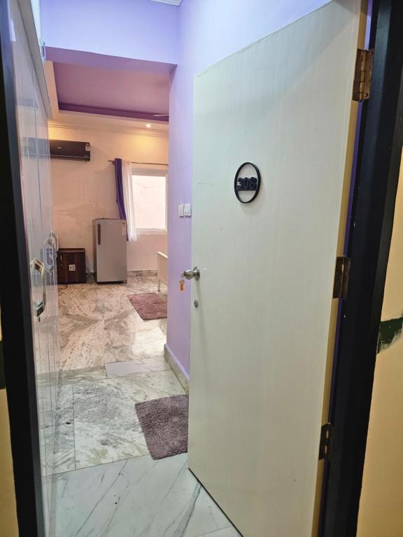 Koupelna v ubytování Lavender suite by Indiranagar Metro