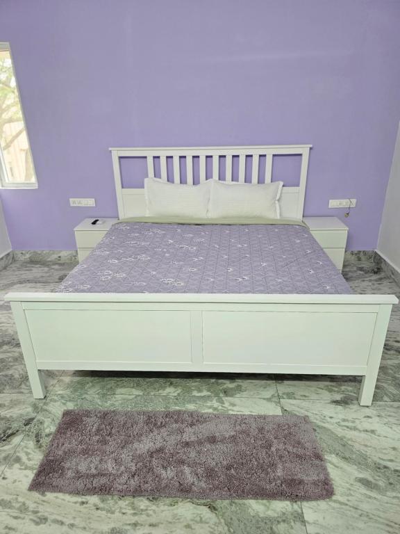 Postel nebo postele na pokoji v ubytování Lavender suite by Indiranagar Metro
