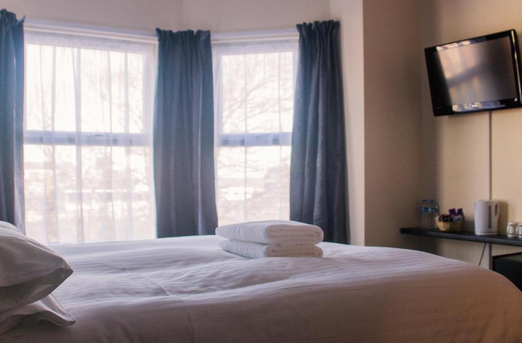 大雅茅斯的住宿－Wellesley Park Hotel，一间卧室配有带毛巾的床