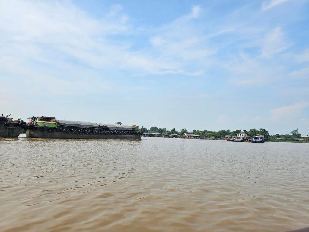 Phong cảnh thiên nhiên gần thuyền