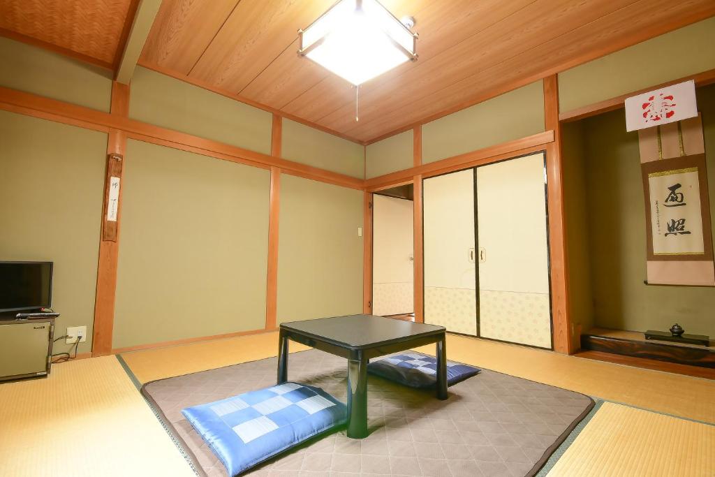 TV a/nebo společenská místnost v ubytování 高野山 宿坊 光明院 -Koyasan Shukubo Komyoin-