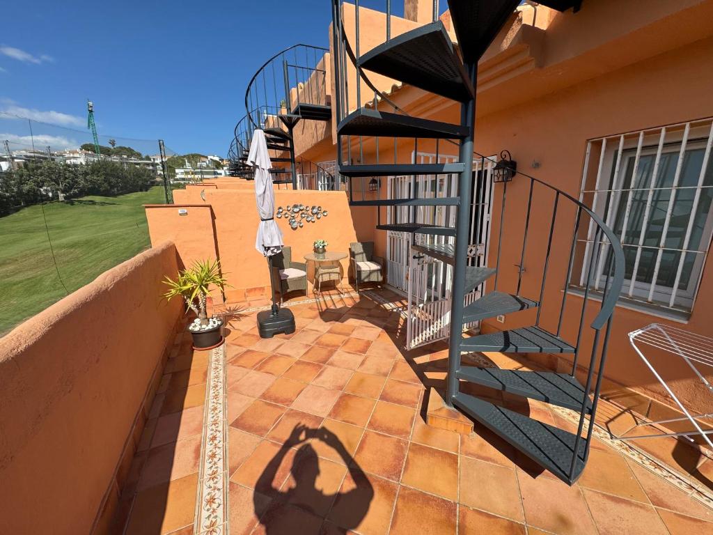 Balkón nebo terasa v ubytování Marbella Deluxe Rooms in Royal Cabopino Townhouse