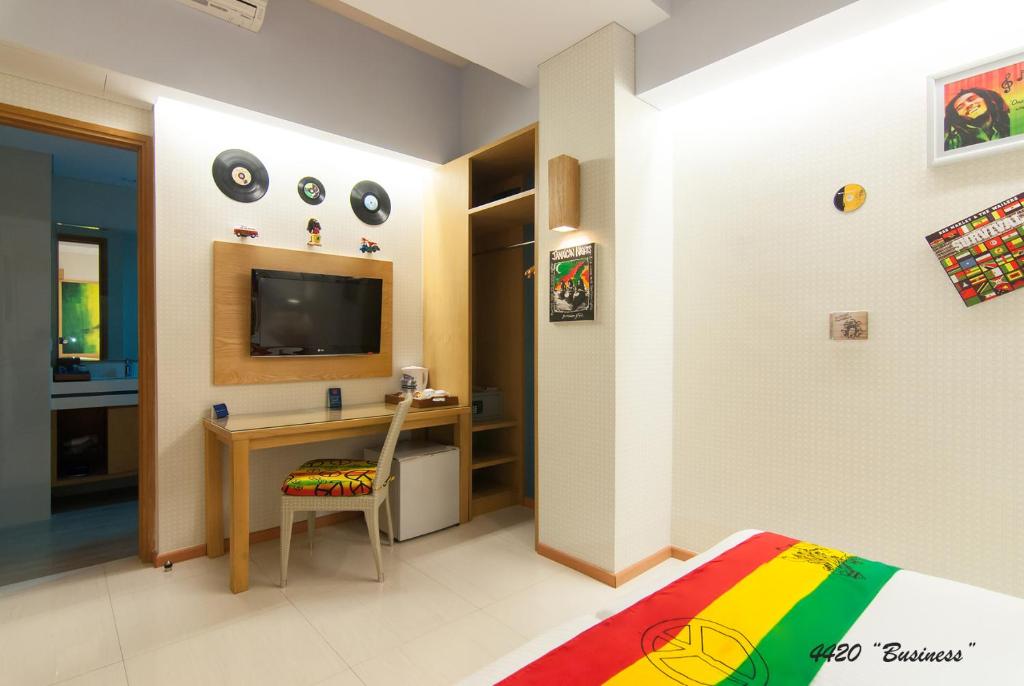 TV a/nebo společenská místnost v ubytování Rhadana Hotel