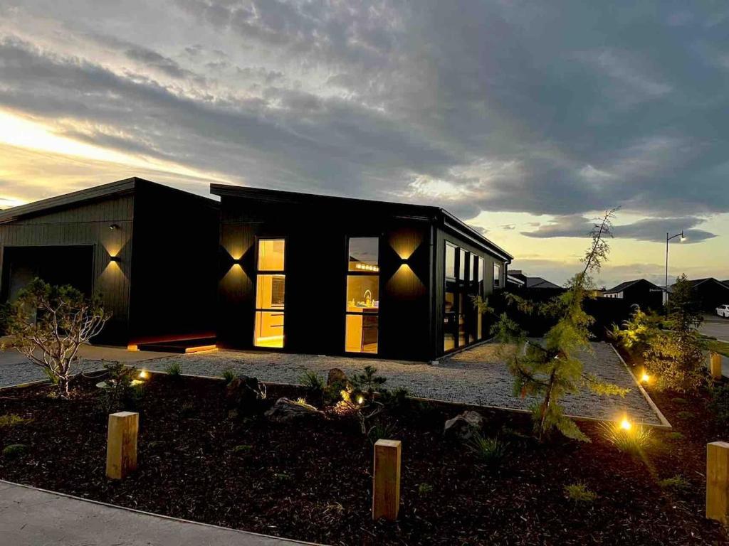 Tranquil New Home with Stunning Hill Views - Resim 1