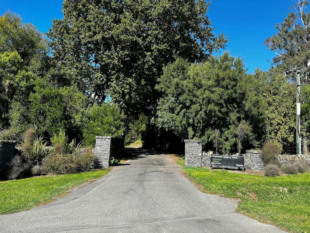 Tranquil New Home with Stunning Hill Views - Resim 27