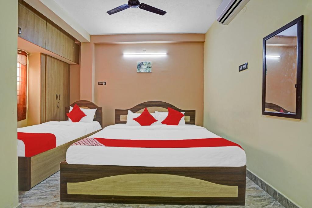 Postel nebo postele na pokoji v ubytování Hotel O T.Nagar