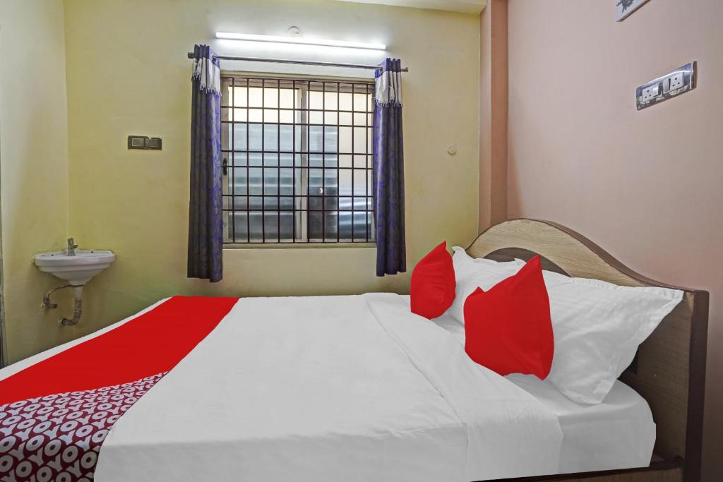 Postel nebo postele na pokoji v ubytování Hotel O T.Nagar