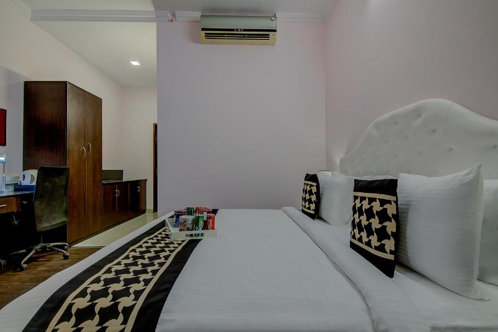 Postel nebo postele na pokoji v ubytování Hotel Krone Plaza Near IGI Airport Delhi