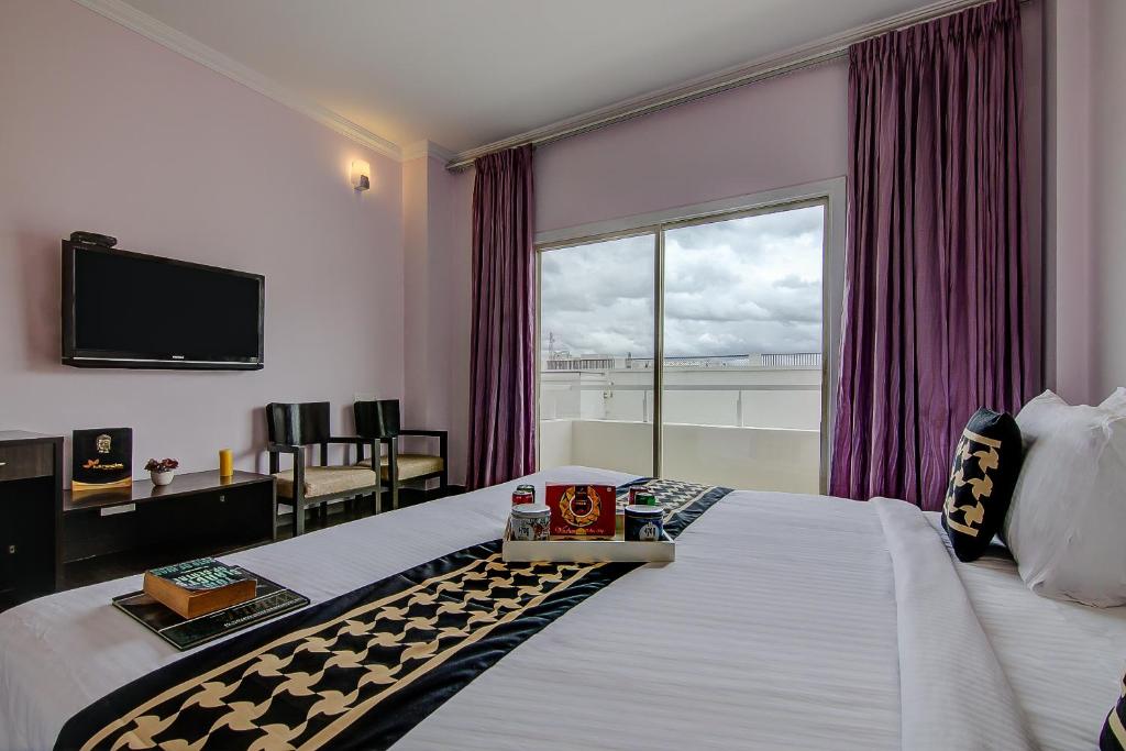 Postel nebo postele na pokoji v ubytování Hotel Krone Plaza Near IGI Airport Delhi