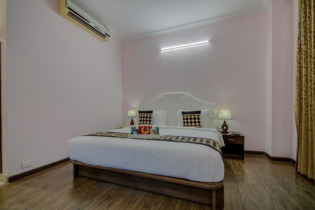Postel nebo postele na pokoji v ubytování Hotel Krone Plaza Near IGI Airport Delhi