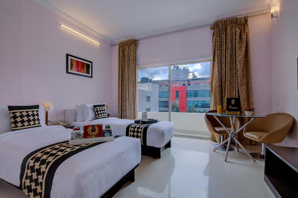 Postel nebo postele na pokoji v ubytování Hotel Krone Plaza Near IGI Airport Delhi