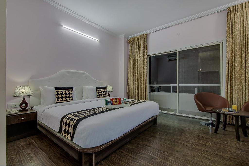 Postel nebo postele na pokoji v ubytování Hotel Krone Plaza Near IGI Airport Delhi