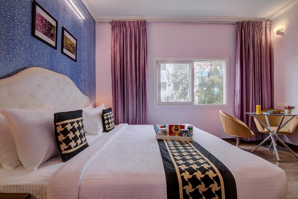 Postel nebo postele na pokoji v ubytování Hotel Krone Plaza Near IGI Airport Delhi