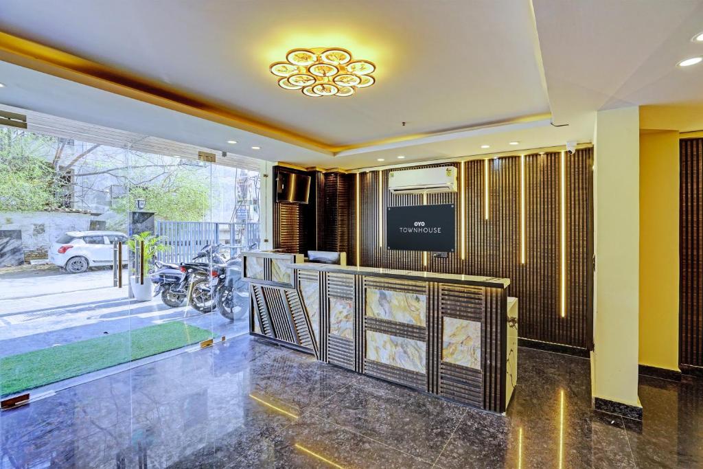 TV a/nebo společenská místnost v ubytování Hotel Krone Plaza Near IGI Airport Delhi
