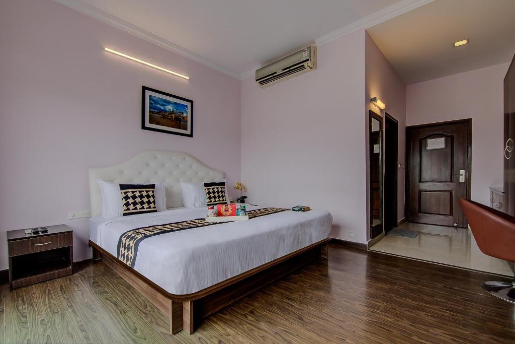 Postel nebo postele na pokoji v ubytování Hotel Krone Plaza Near IGI Airport Delhi