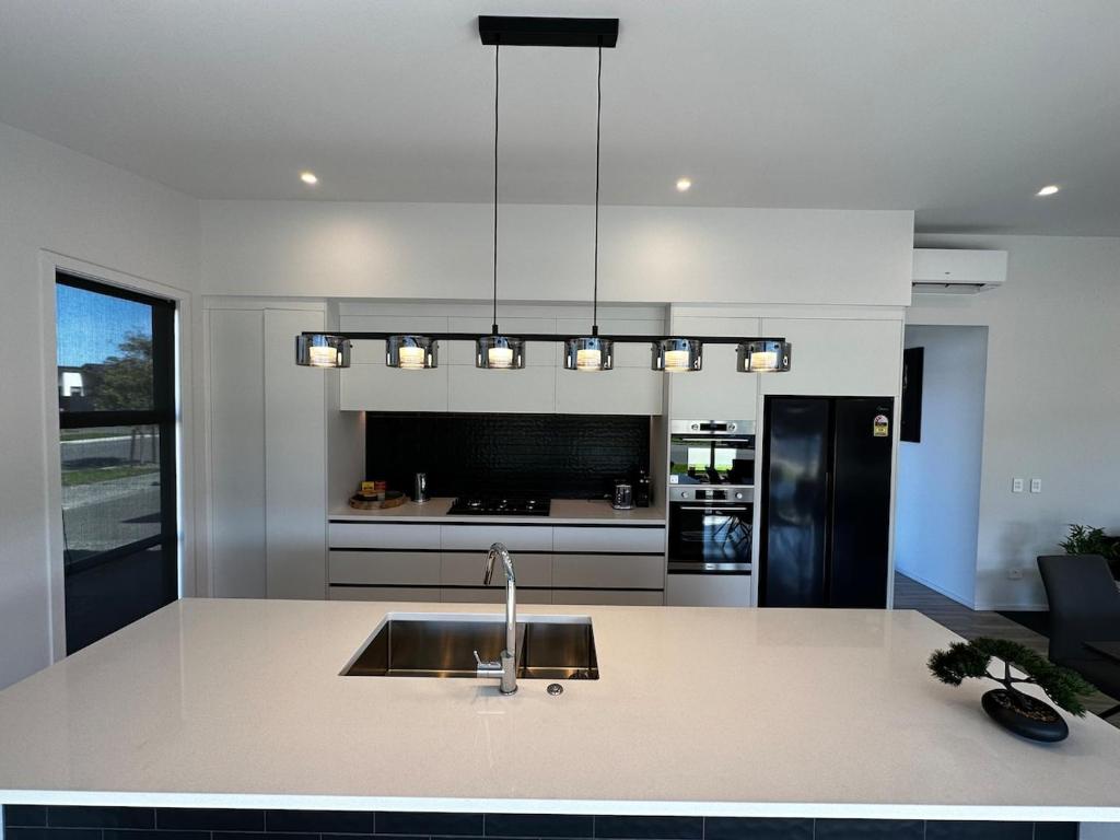 Tranquil New Home with Stunning Hill Views - Resim 24