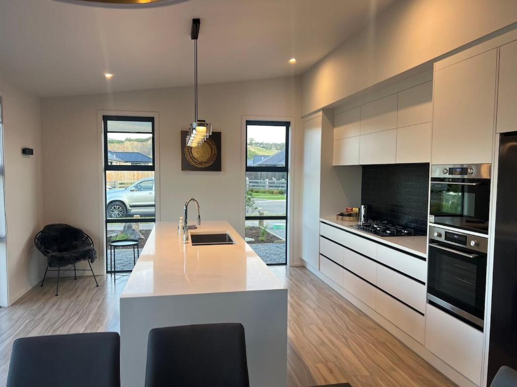 Tranquil New Home with Stunning Hill Views - Resim 23