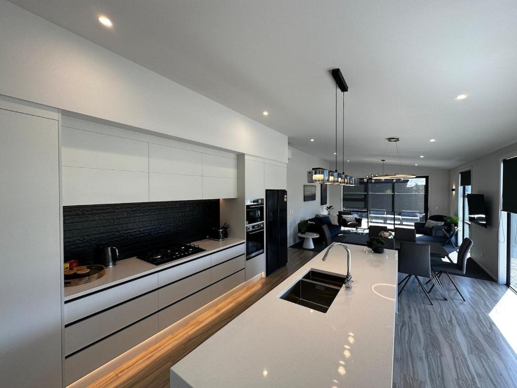 Tranquil New Home with Stunning Hill Views - Resim 21