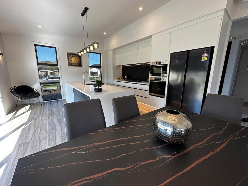 Tranquil New Home with Stunning Hill Views - Resim 4