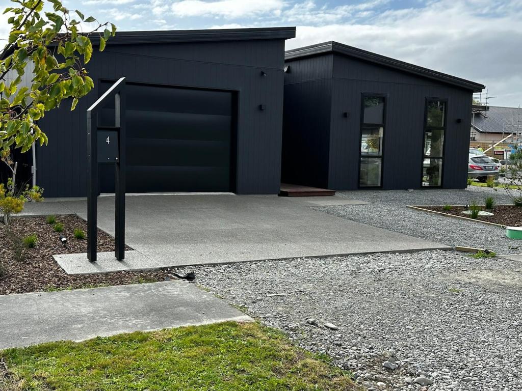 Tranquil New Home with Stunning Hill Views - Resim 20