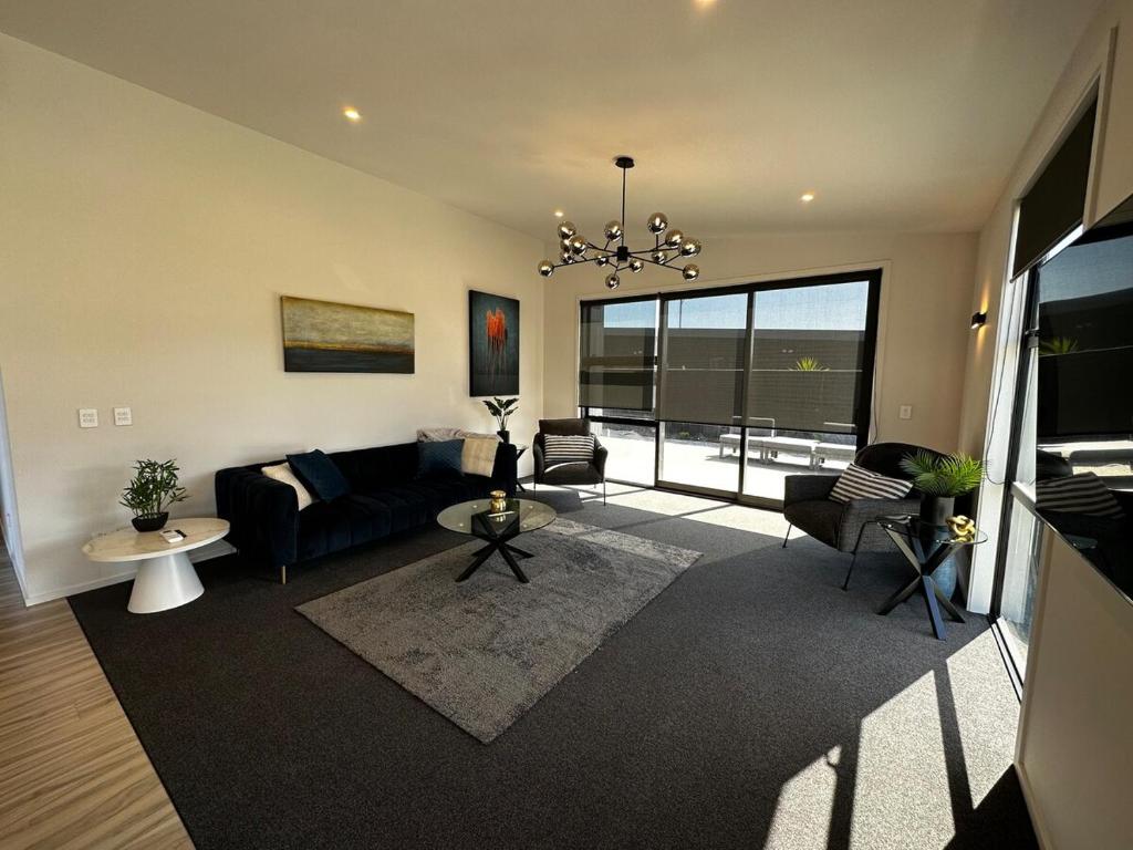 Tranquil New Home with Stunning Hill Views - Resim 18