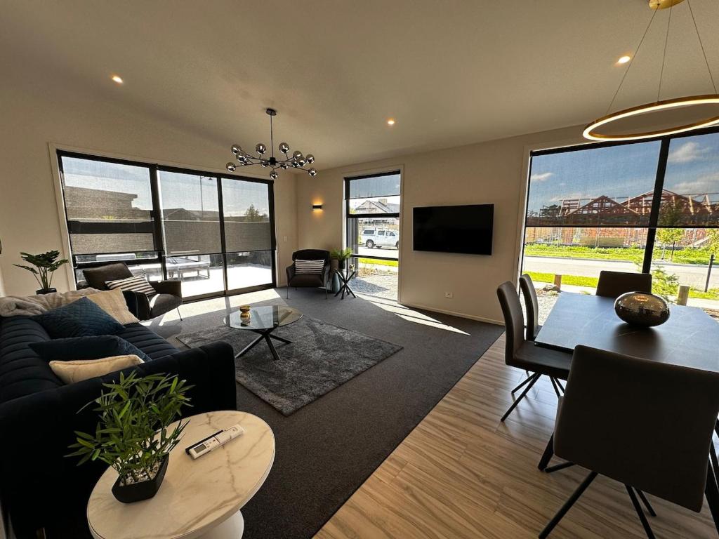 Tranquil New Home with Stunning Hill Views - Resim 5