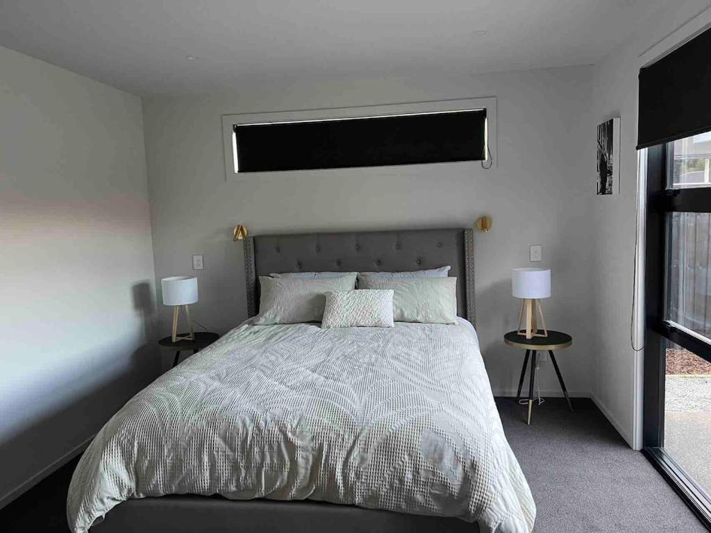 Tranquil New Home with Stunning Hill Views - Resim 16