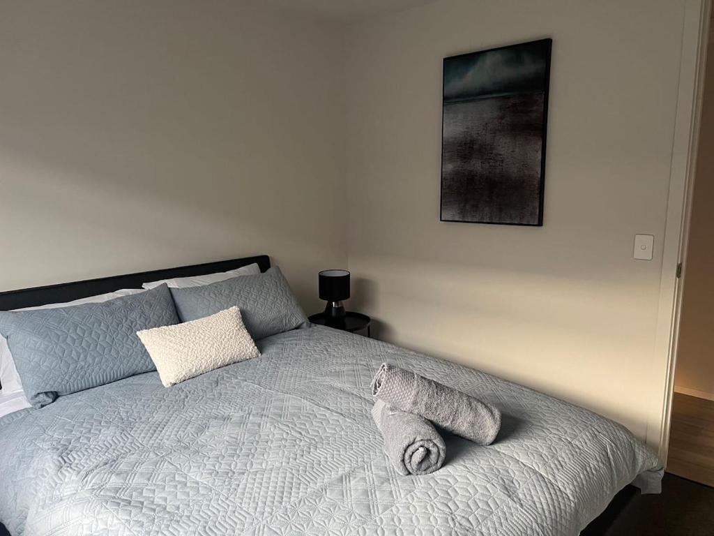 Tranquil New Home with Stunning Hill Views - Resim 14