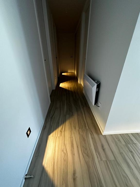 Tranquil New Home with Stunning Hill Views - Resim 11