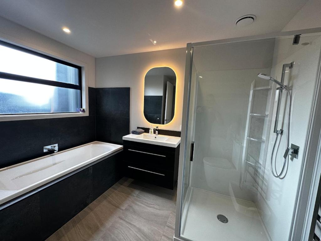 Tranquil New Home with Stunning Hill Views - Resim 10