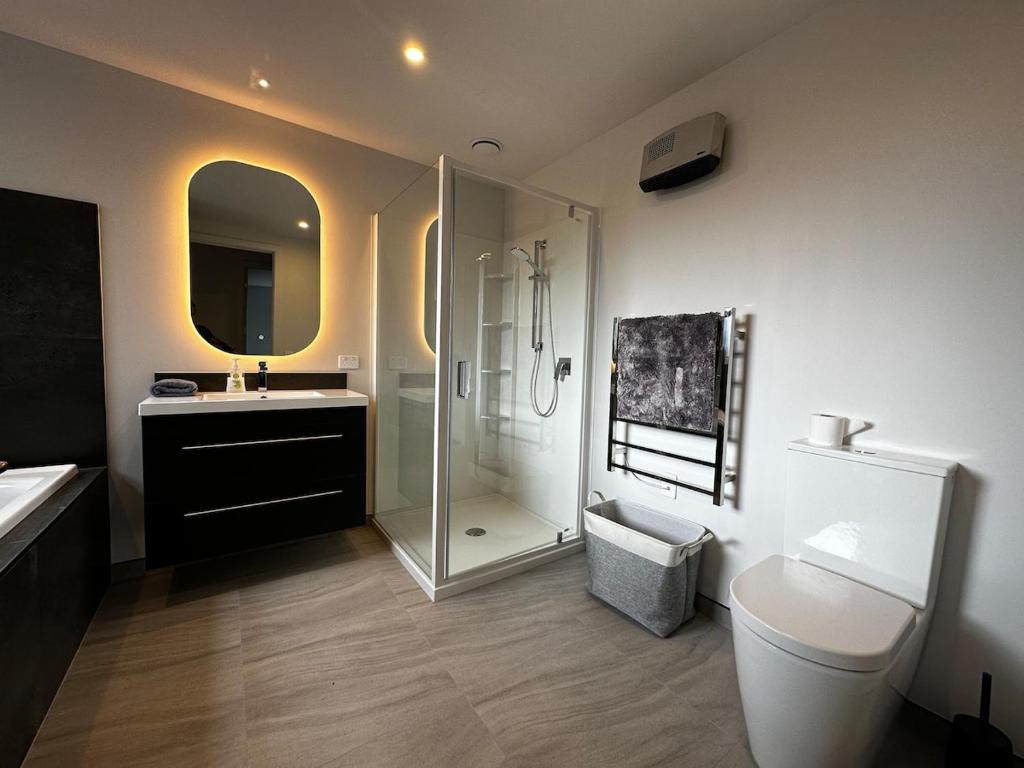 Tranquil New Home with Stunning Hill Views - Resim 3